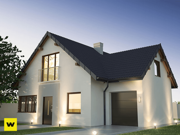 Modernes Einfamilienhaus mit Satteldach, Garage und beleuchtetem Eingangsbereich bei Dämmerung.